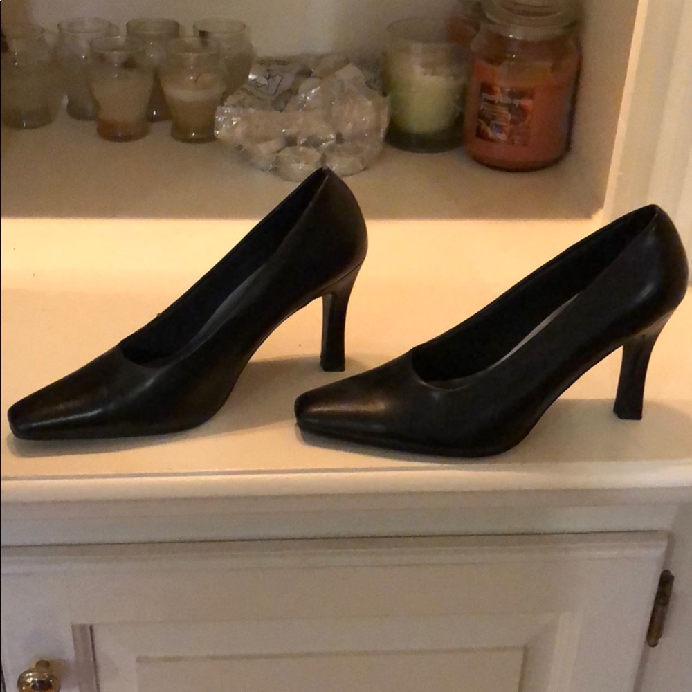 Sz 6 black pumps